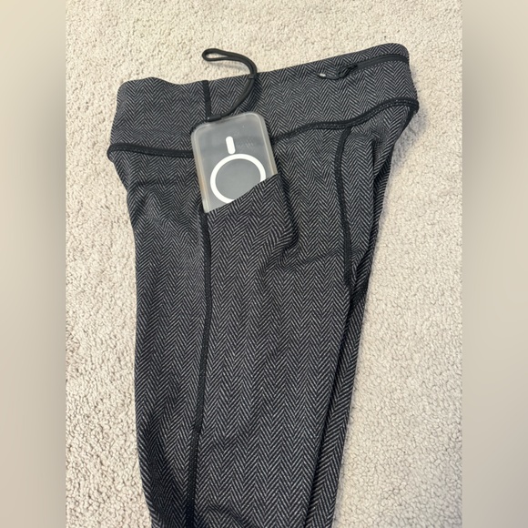 Lululemon 23” cropped leggings - great condition - Picture 3 of 4